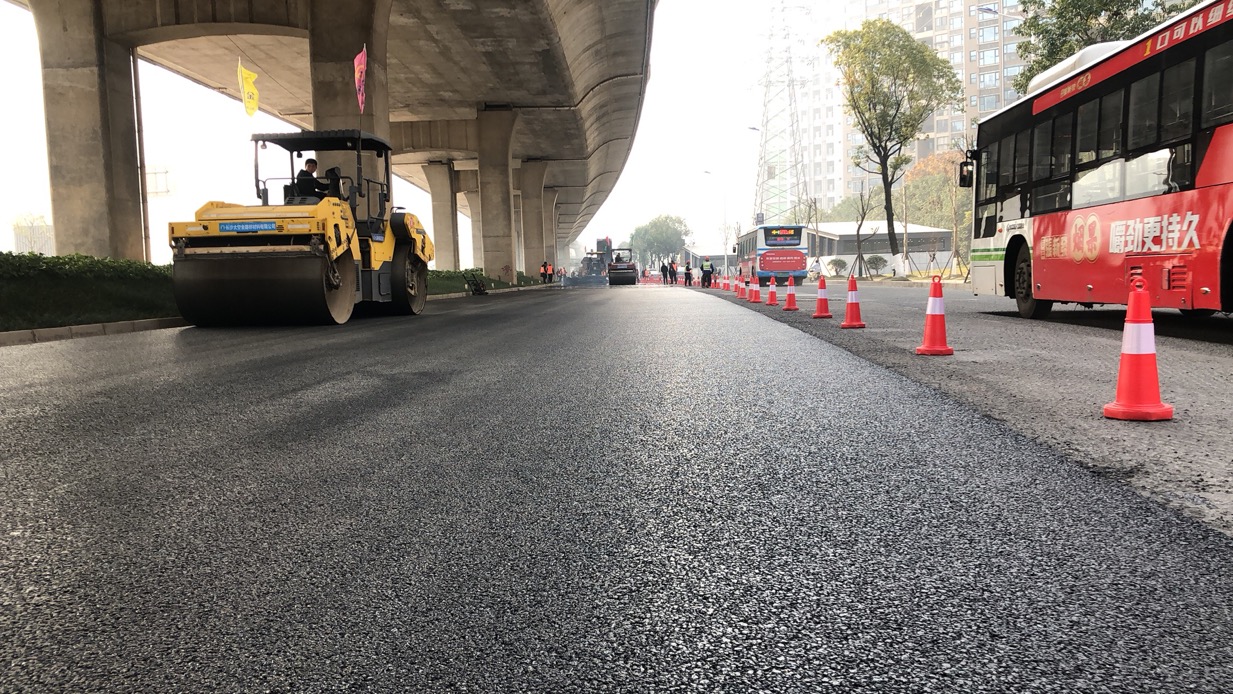 長沙太空金路橋材料有限公司,雙鋼輪壓路機(jī),福格勒瀝青攤鋪機(jī),AC系列,AF系列,SBS系列